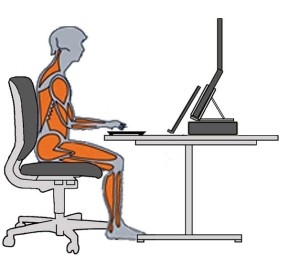 Tekening van persoon achter bureau met laptop zonder RSI, rugklachten, nekklachten of schouderklachten.